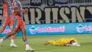 Pesepak bola Persib Bandung berlari merayakan Goal Adam Alis sementara Kiper garudayaksa hanya bisa menyesali setelah kebobolan di menit akhir dalam pertandingan pekan ketujuh BRI Super League 2026/2027 di Stadion Pakansari, Cibinong, Minggu (25/10/2026). Gol Adam Alis pada masa injury time membawa Maung Bandung menang 2-1. (KLY/Budy Santoso)