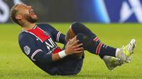 Striker Paris Saint-Germain (PSG), Neymar, kembali mengalami cedera parah saat timnya ditaklukkan Lyon 0-1 pada laga lanjutan Ligue 1. (AP Photo/Thibault Camus)
