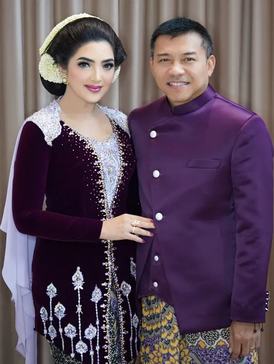 Ashanty memesona dalam balutan kebaya velvet berwarna hitam dengan sentuhan nuansa keunguan. Kebaya Ashanty ini dihiasi dengan payet yang dijahit di atas bordiran berbentuk bunga yang indah. Ashanty memadukannya dengan batik bernuansa kecokelatan sebagai rok. [Foto: Instagram/attahalilintar]