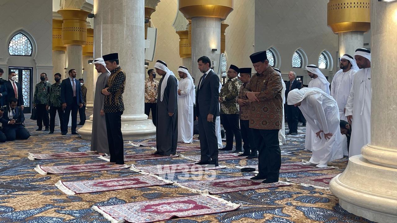 Menteri Pertahanan (Menhan) RI Prabowo Subianto mendampingi Presiden Joko Widodo (Jokowi) saat menyambut Presiden Uni Emirat Arab (UEA) Sheikh Mohamed bin Zayed (MBZ), saat kunjungan ke Solo, Jawa Tengah.