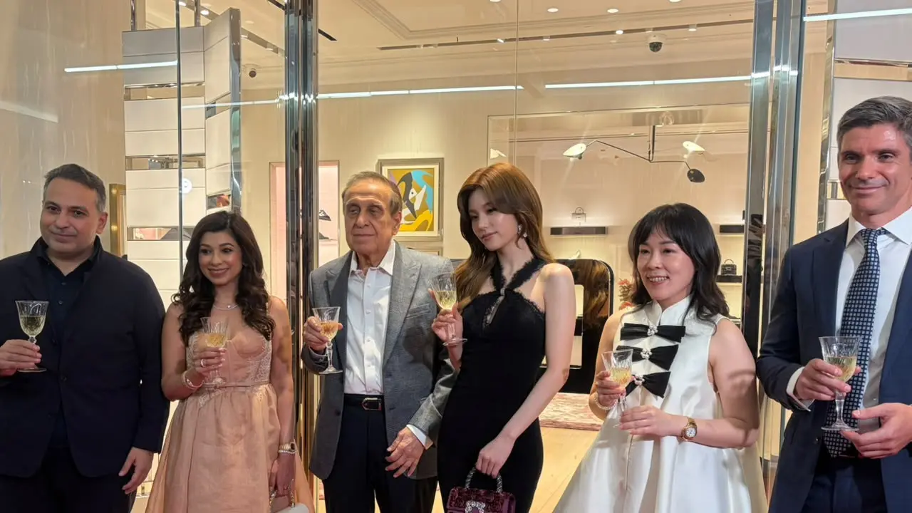 Ketika Karakter Ekspresif Yeji Bertemu dengan Gaya Khas Roger Vivier