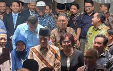 VIDEO: Menhut Raja Juli Pamer Foto Jokowi Ketika Mahasiswa Fakultas Kehutanan di Wisuda UGM