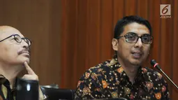 Anggota Pansel MK Mas Achmad Santosa (kiri) dan Zainal Arifin memberi keterangan kepada awak media usai melakukan pertemuan di gedung KPK, Jakarta, Senin (9/7). Pertemuan tersebut meminta masukan kreteria 9 nama calon hakim MK. (Merdeka.com/Dwi Narwoko)