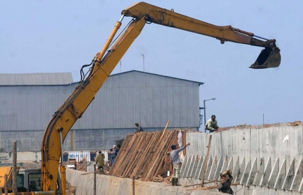 Memantau perkembangan proyek tanggul di Pantai Muara Baru