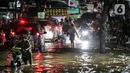 Kondisi banjir di Jalan Ciracas Raya, Jakarta, Jumat (12/8/2022). Hujan lebat yang terjadi sore tadi membuat Jalan Ciracas Raya tergenang air dan kendaraan terjebak banjir. (Liputan6.com/Faizal Fanani)