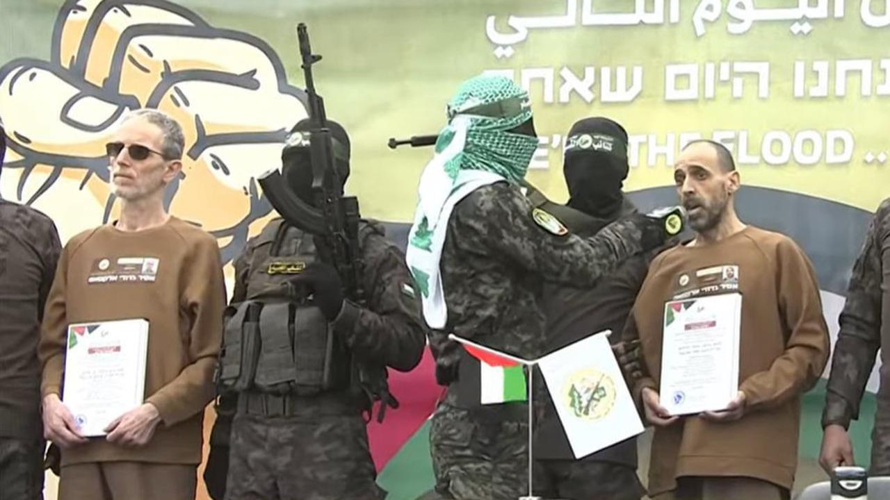 Hamas Bebaskan Tiga Sandera Israel, Penampilan Para Tawanan yang Mengejutkan Jadi Sorotan