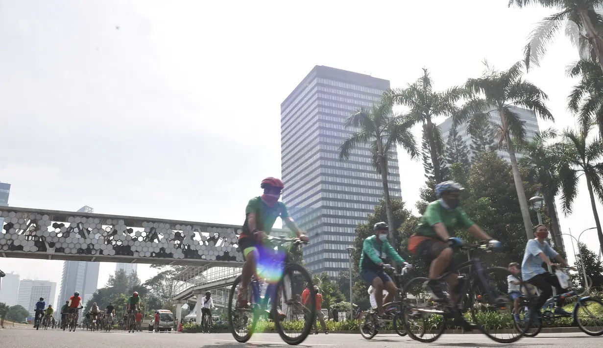 Warga berolahraga saat kegiatan Car Free Day (CFD) di Kawasan Sudirman, Jakarta, Minggu (21/6/2020). Pada CFD pertama di masa PSBB Transisi, warga Ibu Kota terlihat lebih memilih bersepeda sebagai sarana olahraga dengan tetap menerapkan protokol kesehatan Covid-19. (merdeka.com/Iqbal Nugroho)