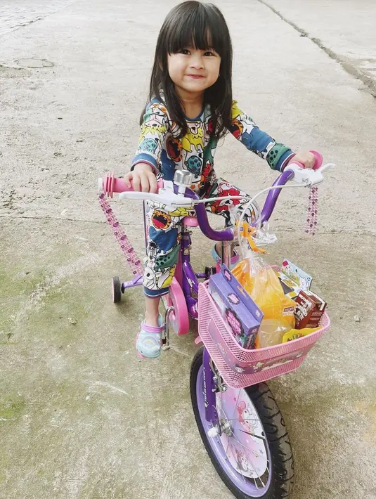 Ini adalah penampilan terbaru Zunaira, selain rambut panjang, dia juga menggunakan poni. Menurut Syahnaz, saat ini Zunaira sedang hobi belanja sambil menggunakan sepeda.