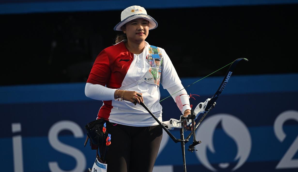 <p>Atlet panahan putri Indonesia, Rezza Octavia saat menghadapi wakil Korea Selatan, Lim Si-hyeon pada babak 32 besar nomor individual putri cabor panahan Olimpiade Paris 2024 di Les Invalides Arena, Paris, Kamis (1/8/2024). (Dok. NOC Indonesia/Antara/Wahyu Putro A)</p>
