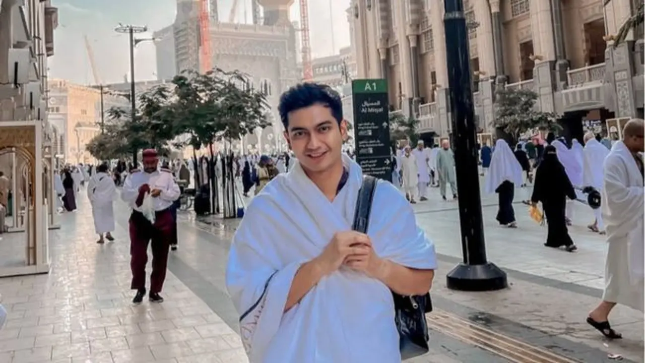 Teuku ryan tampil berbeda saat umroh. (credit:instagram.com/teukuryantr)