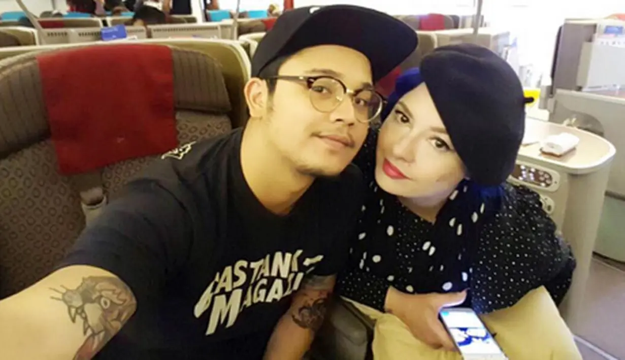 "Tercocok sedunia @miss_adinda_mae @derbyromero ❤️❤️❤️ tinggal nunggu undangan aja nihh 😊😊 miss u kk cantik aku," tulis bungaaasl. "Omg so really so sweet i hope u get happiness with him," tulis natasya.md. (Instagram/miss_adinda_mae)