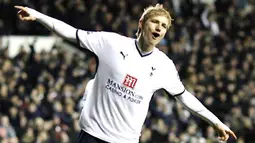 Tottenham&#039;s Russian Striker Roman Pavlyuchenko celebrates scoring a penalty during their FA Cup 3rd Round match against Wigan at White Hart Lane, London, on January 2, 2009. AFP PHOTO/Glyn Kirk