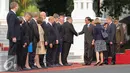 Presiden Joko Widodo berjabat tangan dengan jajaran delegasi Finlandia di Istana Merdeka, Jakarta, Selasa (3/11). Pertemuan tersebut akan membahas tata kelola lahan gambut untuk mengantisipasi bencana kebakaran hutan. (Liputan6.com/Faizal Fanani)