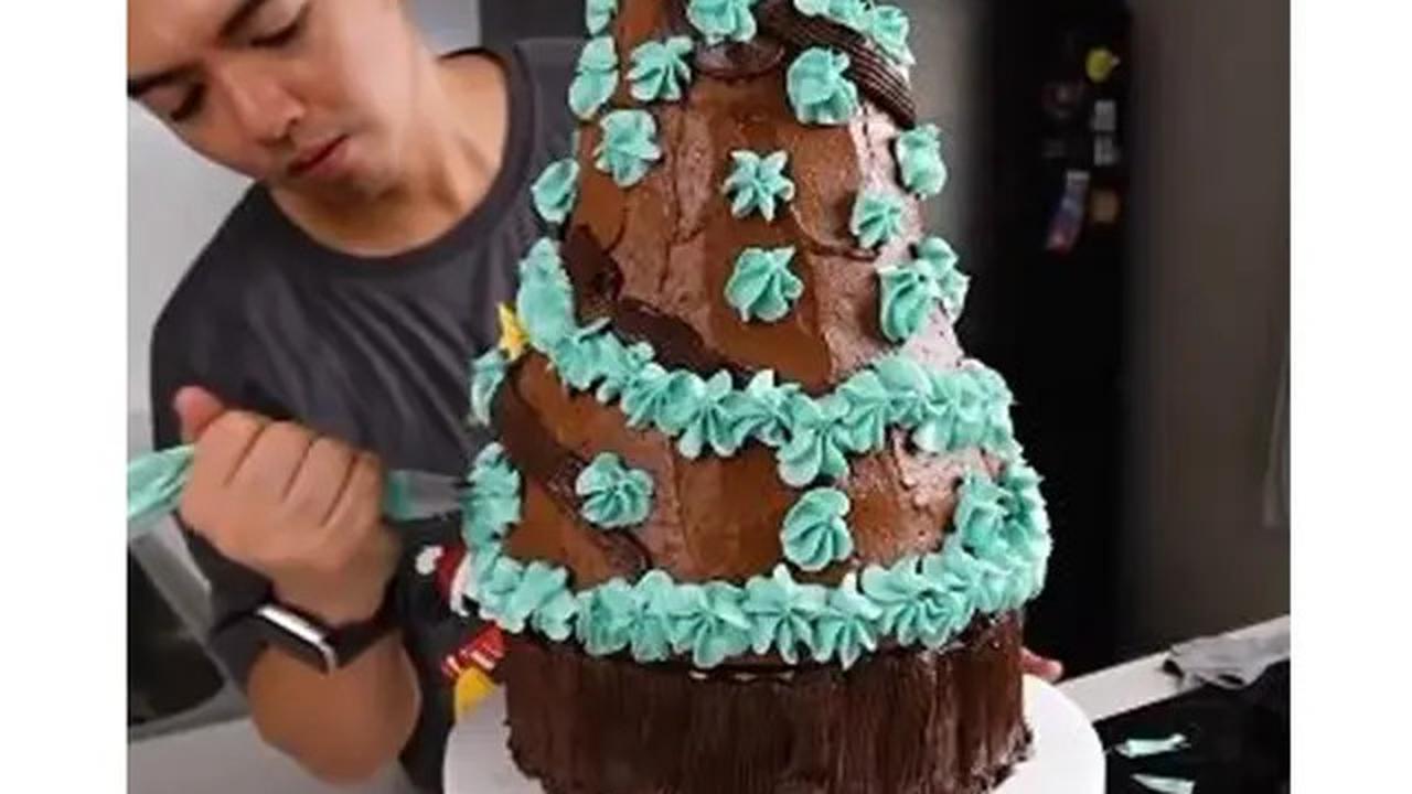 6 Potret Nicky Tirta Bikin Kue Pohon Natal Ukuran Besar, Memukau Sayang Dimakan
