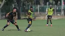 Dua pemain muda Persipura beraksi saat sesi latihan Persipura Jayapura di Lapangan ABC Senayan, Jakarta, (9/5/2018). Persipura akan bertandang kemarkas Persib Bandung 12 mei 2018. (Bola.com/Nick Hanoatubun)