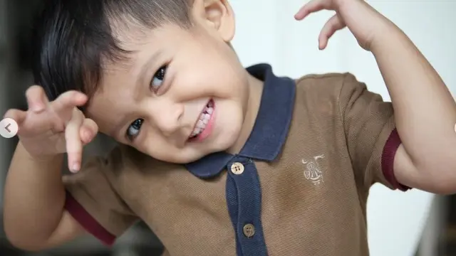 Potret Baihaqqi Syaki Ramadhan berpose gemas (Sumber: Instagram/nadyamustikarahayu)