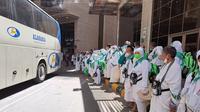 Para jemaah haji bersiap untuk berangkat ke Arafah untuk melakukan puncak haji. (Liputan6.com/Mevi Linawati)