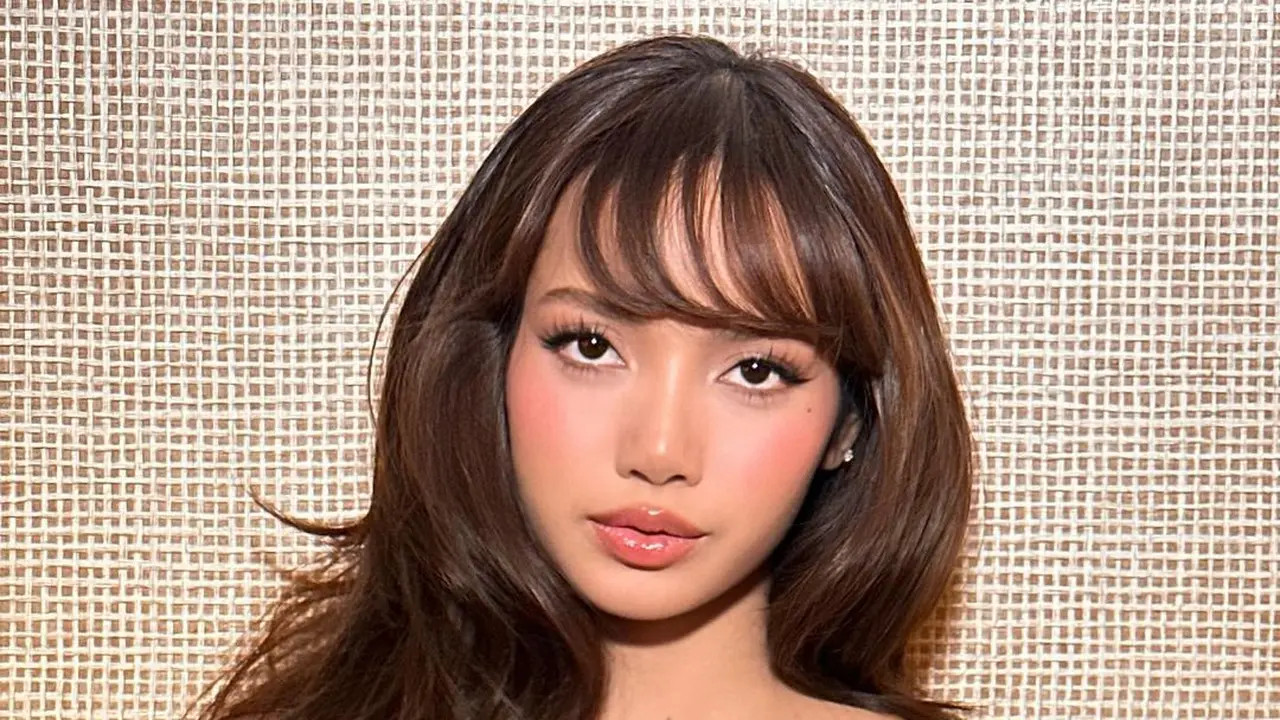 6 Pesona Lisa BLACKPINK Tampil Stunning dengan Glam Makeup dan Side Bangs untuk Las Vegas F1 Grand Prix