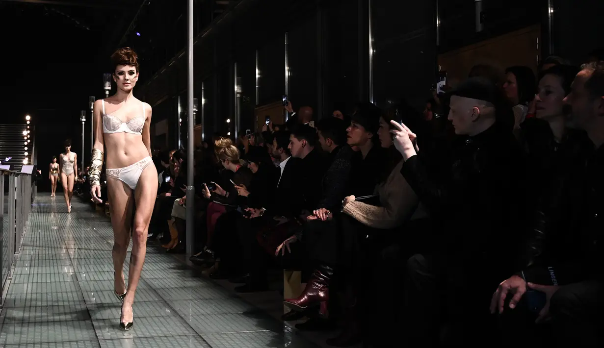 Seorang model mengenakan koleksi pakaian dalam pada peragaan busana "Lingerie Rocks" di Paris, 20 Januari 2019. Pertunjukan itu menampilkan merek-merek Prancis serta mengundang tiga desainer muda, Badines, Jolies Memes dan Henriette H (Philippe LOPEZ/AFP)