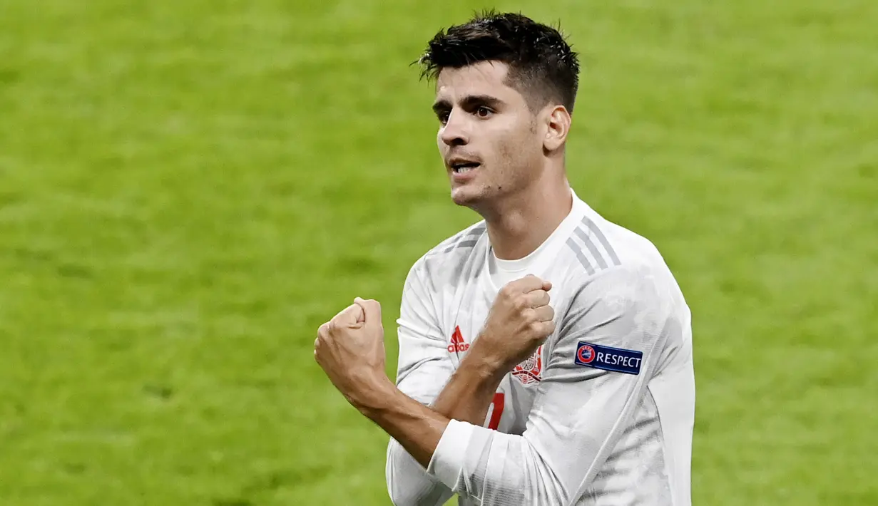 Upaya Spanyol menyamakan kedudukan akhirnya tercapai di menit 80. Berkat umpan cantik dari Daniel Olmo, Alvaro Morata yang berada di depan gawang Italia dengan cekatan menyontek bola hingga bersarang di gawang Gianluigi Donnarumma. (Foto/AP/Facundo Arrizabalaga)