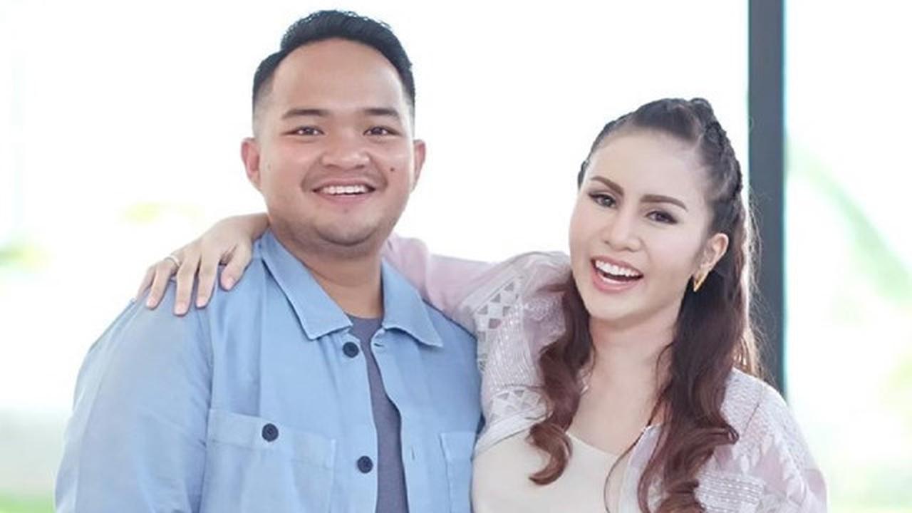Hidup Mewah, Viral Lagi Momen Suami Momo Geisha Hadiahi Lapangan Futsal Berlisensi FIFA untuk Anaknya