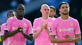 Southampton resmi terdegradasi dari Liga Inggris pada musim depan setelah takluk 1-3 dari Tottenham Hotspur dalam laga pekan ke-31 di Stadion Tottenham, Minggu (6/4/2025). (AFP/Glyn Kirk)