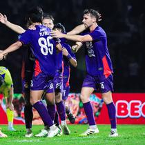 Persib Bandung meraih hasil imbang 1-1 saat menjamu Persib di Stadion Brawijaya Kota Kediri, Senin (5/1/2026) malam WIB. (Bola.com/Gatot Sumitro)