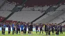 Pemain Thailand saat latihan jelang laga kualifikasi Piala Dunia 2022 di SUGBK, Jakarta, Senin (9/9). Thailand akan berhadapan dengan Indonesia. (Bola.com/M Iqbal Ichsan)