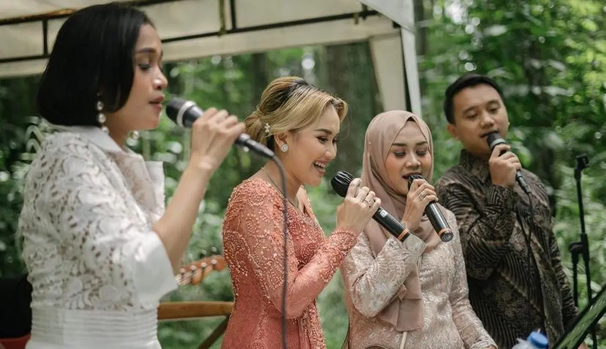 Semakin meriah, Ayu Ting Ting juga turut mempersembahkan lagu di momen bahagia sang adik. (Instagram/ayutingting92).