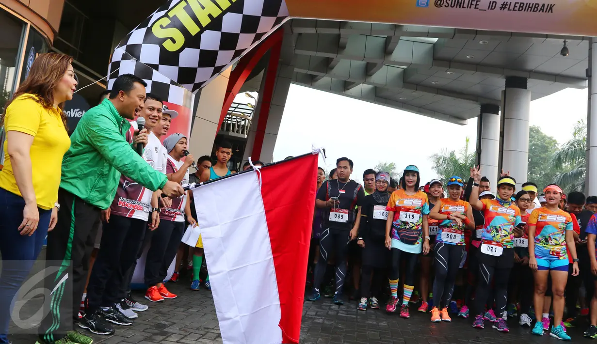 Menpora, Imam Nahrowi (kedua kiri) saat melepas peserta lomba lari Ceria 5k di fx  Senayan, Jakarta, (21/5). Kegiatan tersebut bertujuan untuk mengajak generasi muda mewujudkan Indonesia lebih baik dengan gaya hidup sehat. (Liputan6.com/Fery Pradolo)