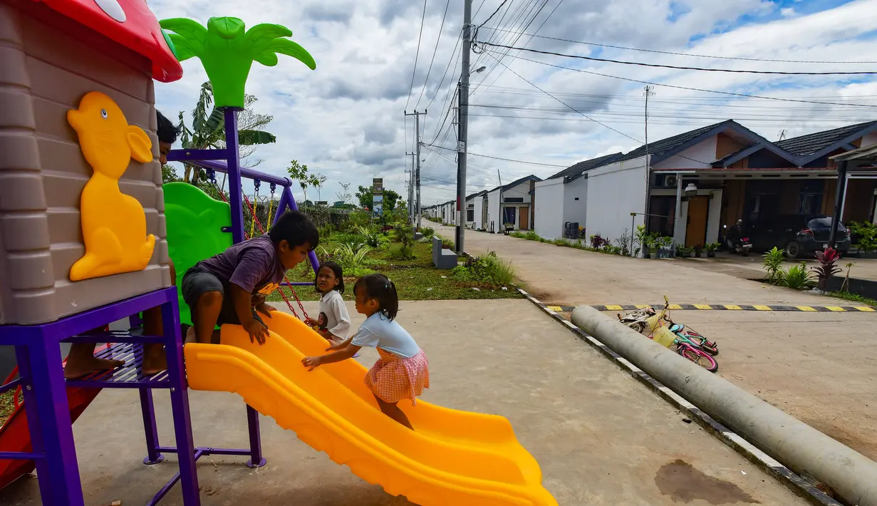 Realisasi penyaluran Kredit Program Perumahan (KPP), atau yang dikenal sebagai skema KUR Perumahan, menunjukkan pertumbuhan signifikan. Tampak dalam foto, anak-anak bermain pada taman bermain pada Perumahan Subsidi Pondok Pengampelan Indah, Serang , Banten, Selasa (17/2/2026). (merdeka.com/Arie Basuki)