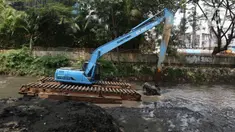 Petugas Dinas Sumber Daya Air DKI Jakarta melakukan pengerukan lumpur di Sungai Krukut, Karet Tengsin, Kamis (30/9/2021). Kegiatan bertajuk Grebeg Lumpur ini bertujuan mengantisipasi banjir saat musim hujan. (Liputan6.com/Herman Zakharia)