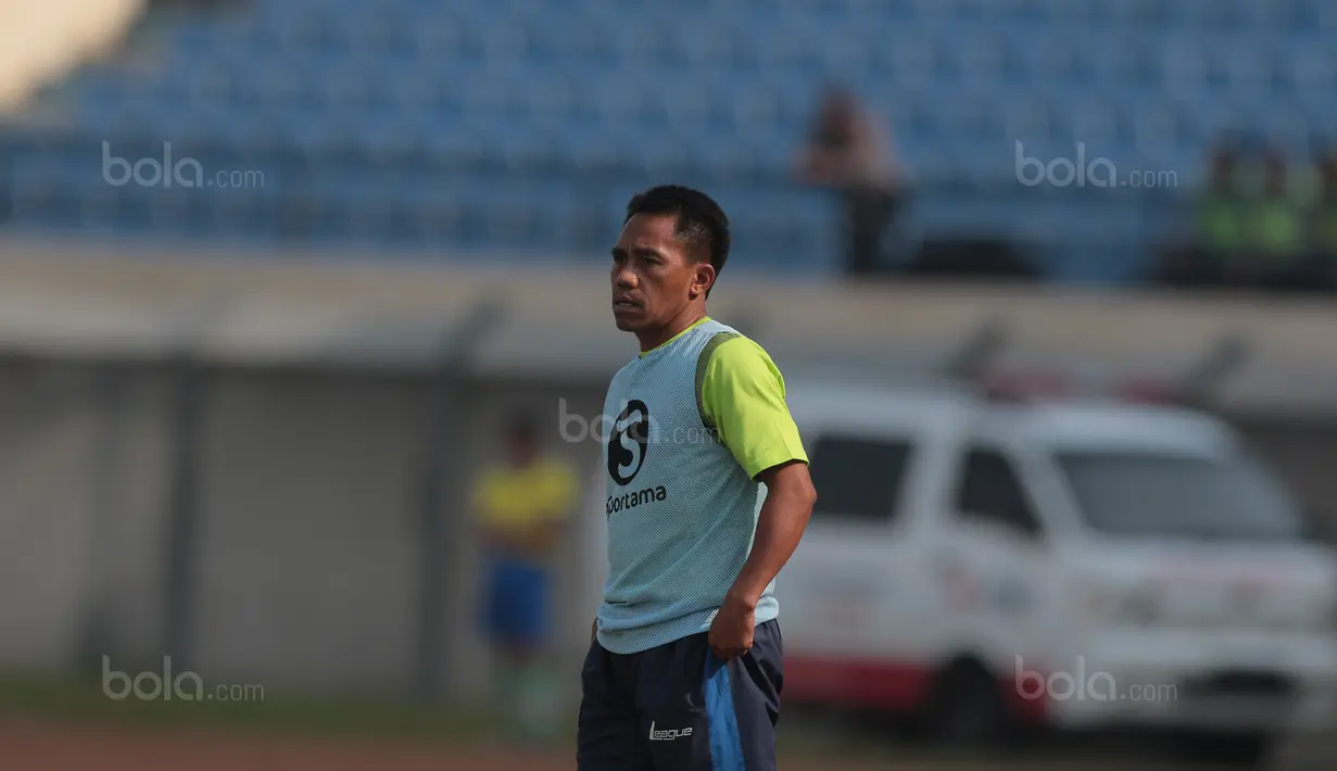 Pelatih Persib Bandung U-19, Budiman Yunus  saat memimpin timnya melawan PS TNI U-19 pada lanjutan Liga 1 2017 U-19 di Stadion Si Jalak Harupat, Sabtu (05/8/2017). (Bola.com/Nicklas Hanoatubun)