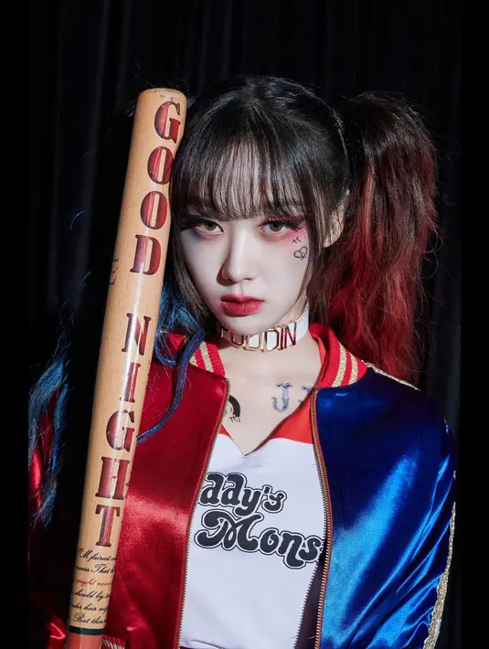 Dimulai dari aespa, ada Giselle yang mengubah penampilannya jadi Harley Quinn. Lengkap dengan stick baseball, wajahnya sukses bikin terpikat. (Instagram @smtown)