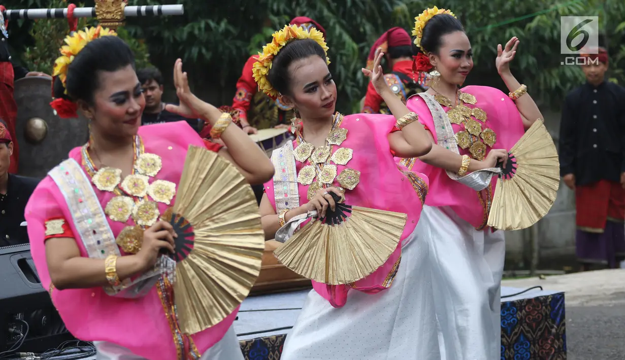 Penari membawakan tarian tradisional Lombok dan Bima dalam Seri Konser Situs Budaya Iwan Fals dan Band di Panggung Kita, Depok, Sabtu (3/3). Iwan Fals dan Band juga membawakan beberapa lagu andalan serta beberapa lagu daerah. (Liputan6.com/Arya Manggala)