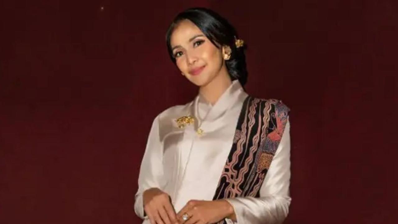 Foto Detail Kebaya Maudy Koesnaedi saat Gala Premier Film Believe, Anggun Memikat