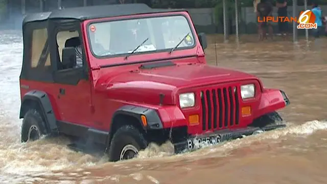 Sejumlah Kendaraan Mogok di Tengah Banjir