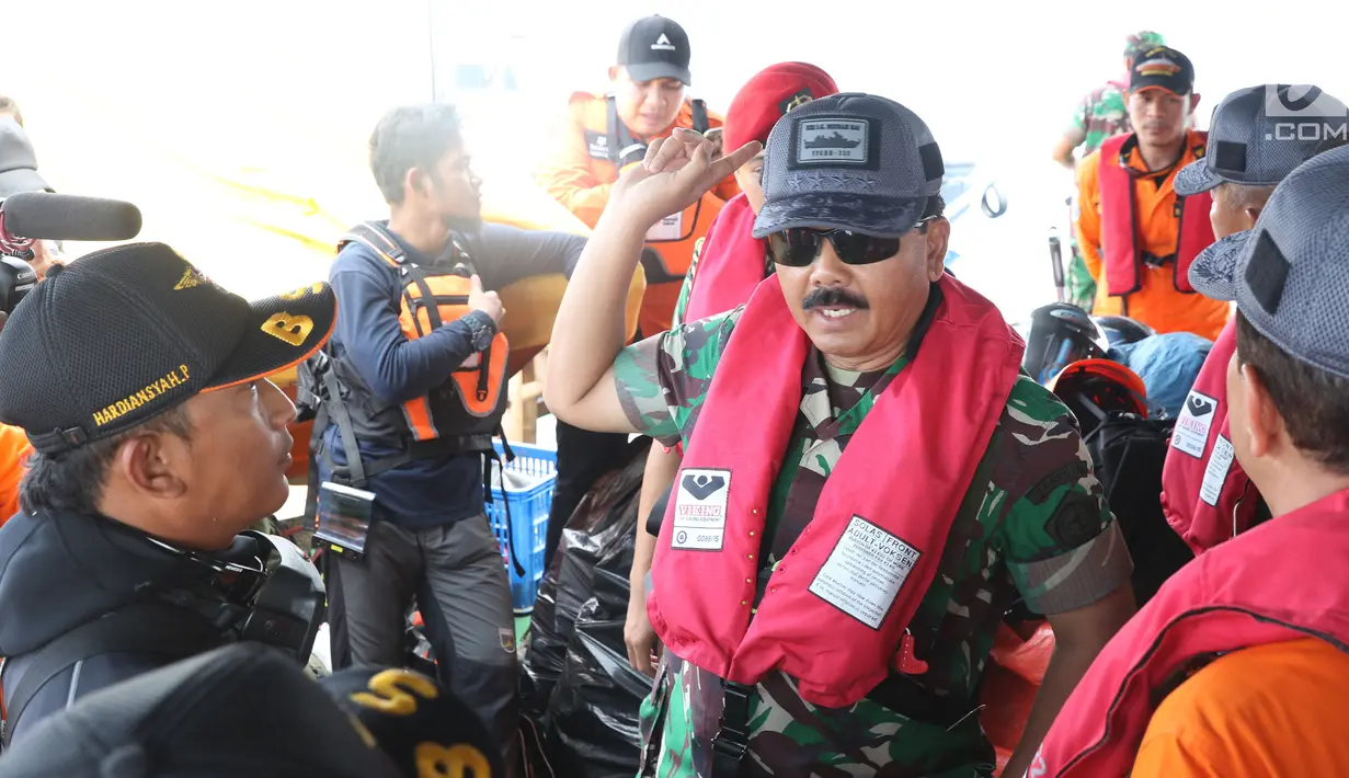 Panglima TNI Marsekal Hadi Tjahjanto (tengah) bersama tim Basarnas di KN SAR Basudewa di perairan Karawang, Jawa Barat, Rabu (31/10). Panglima TNI meninjau titik yang diduga menjadi tempat bagian pesawat Lion Air JT 610. (Liputan6.com/Helmi Fithriansyah)