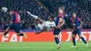 Pemain Inter Milan, Denzel Dumfries, mencetak gol ke gawang Barcelona dalam duel leg pertama semifinal Liga Champions di Estadi Olimpic Lluis Companys, Kamis (1/5/2025) dini hari WIB. (AP Photo/Joan Monfort)
