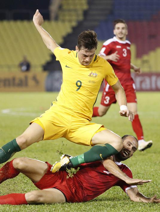 Pemain Australia, Tomi Juric, berebut bola dengan pemain Suriah, Hadi Almasri, pada laga Kualifikasi Piala Dunia 2018 di Stadion Hang Jebat, Kamis (5/10/2017). Suriah bermain imbang 1-1 dengan Australia. (AP/Vincent Thian)