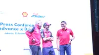 Francesco Bagnaia alias Pecco Bagnaia (tengah) menyambut fans di Jakarta dalam acara peluncuran Shell Advance AX7 Scooter Oil 10W-30 dalam kemasan 0,65 liter, Rabu (25/9/2024) pagi WIB. (Bola.com/Daffa Satrio)