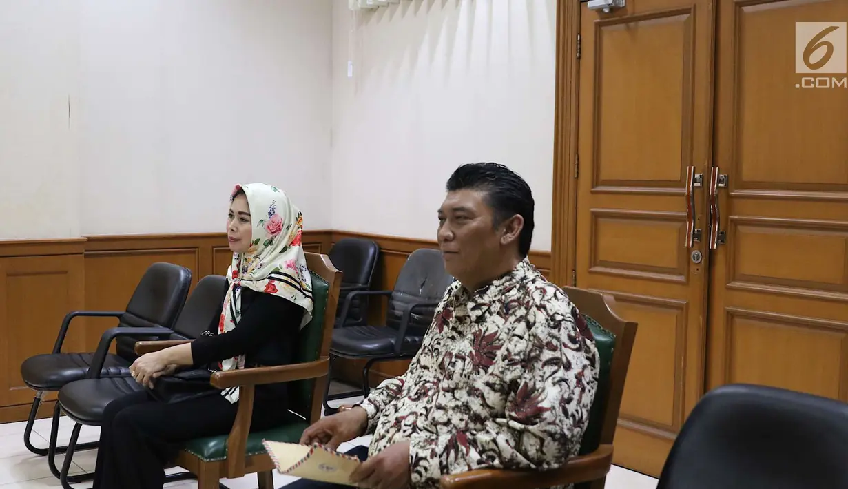 Istri gitaris Band Slank Abdee Negara, Anita Dewi Farida (kiri) menjalani sidang perceraian di PA Jakarta Selatan, Senin (9/7). Anita menghadirkan asisten rumah tangganya, Asih, sebagai seorang saksi. (Liputan6.com/Immanuel Antonius)