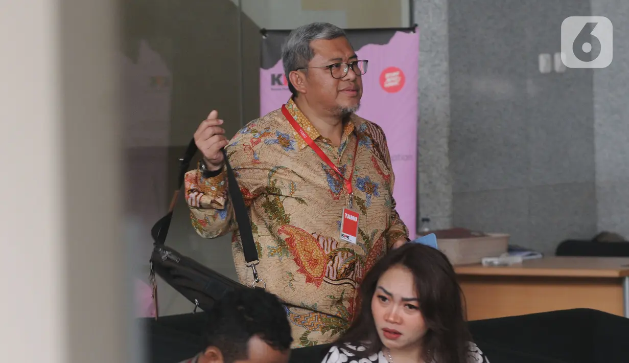 Mantan Gubernur Jawa Barat Ahmad Heryawan (Aher) tiba untuk menjalani pemeriksaan penyidik di Gedung KPK, Jakarta, Jumat (4/10/2019). Aher diperiksa sebagai saksi untuk tersangka Sekretaris Daerah (Sekda) Jawa Barat Iwa Karniwa. (merdeka.com/Dwi Narwoko)