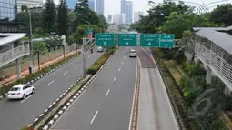 Sejumlah kendaraan melewati kawasan Rasuna Said, Jakarta, Jumat (3/4/2015).  Kondisi jalanan lengang disebabkan libur panjang yang bertepatan libur paskah dan banyaknya masyarakat Jakarta yang berlibur ke luar kota.(Liputan6.com/Herman Zakharia)