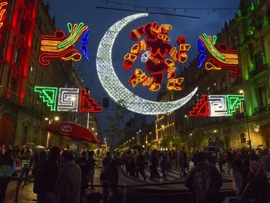 Dekorasi cahaya peringatan 500 tahun perlawanan Meksiko-Tenochtitlan terhadap Spanyol di Zocalo Square Mexico City, 12 Agustus 2021. Pada 13 Agustus, Meksiko akan memperingati 500 tahun "jatuhnya" ibu kota Aztec Tenochtitlan ke tangan para penakluk dan sekutu pribumi mereka. (CLAUDIO CRUZ/AFP)