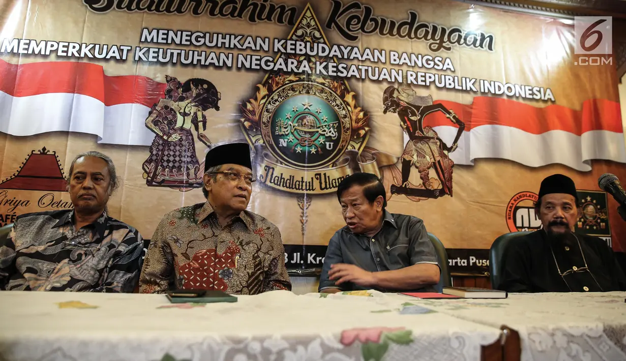 Ketua Umum Pepabri Agum Gumelar (kedua kanan) berbincang dengan Ketum PBNU KH Said Aqil Siroj saat acara Silaturrahim Kebudayaan di Gedung PBNU, Jakarta (28/7). (Liputan6.com/Faizal Fanani)