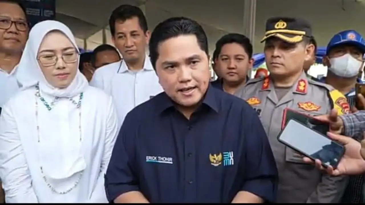 Menteri BUMN Erick Thohir membagikan 5 ribu paket sembako murah melalui program pasar murah BUMN di Purwakarta. (Dok Kementerian BUMN)