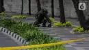 Anggota Gegana memeriksa sebuah tas mencurigakan yang ditaruh di depan Hotel Kempinski, Bundaran HI, Jakarta, Kamis (16/4/2020). Dalam pemeriksaan yang dilakukan anggota Gegana diketahui bahwa tas tersebut kosong. (Liputan6.com/Faizal Fanani)