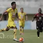 Gelndang Sriwijaya FC, Gilang Ginarsa, melawan Barito Putra pada laga Piala Presiden di Stadion Kapten I Wayan Dipta, Bali, Senin (13/2/2017). Sriwijaya FC menang 2-1 atas Barito Putra. (Bola.com/Vitalis Yogi Trisna)