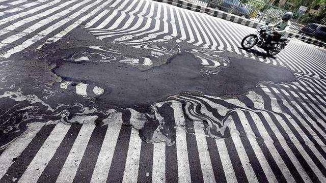 7 Potret Fasilitas Umum Meleleh Kerena Cuaca Panas Ini Bikin Ngeri